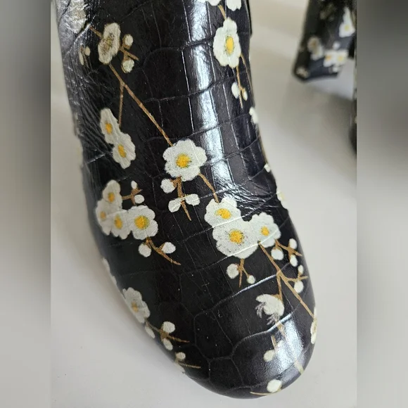 Massimo Dutti Zara Leather Ankle Boots with flowers US 7.5 - Picture 8 of 13